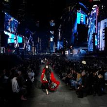 Gucci a transformat Times Square într-un podium uriaș de modă. Cindy Crawford și Tom Brady au defilat pentru noua colecție semnată de Demna