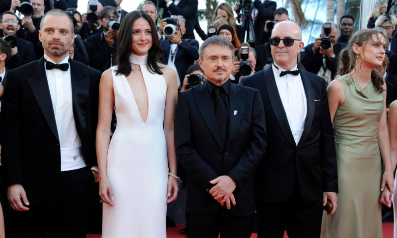 Sebastian Stan, Renate Reinsve, Cristian Mungiu, Markus Tønseth und Henrikke Lund Olsen bei der Premiere des Kinofilms 'Fjord' auf dem Festival de Cannes 2026 / 79. Internationale Filmfestspiele von Cannes im Palais des Festivals. Cannes, 18.05.2026