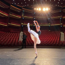 O adolescentă de 16 ani a devenit prima balerină româncă a Operei Naționale din Paris