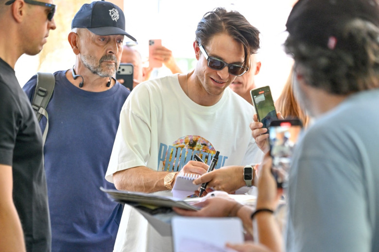 Robert Pattinson And Suki Waterhouse At Venice Airport JR
