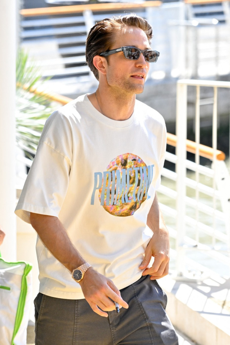 Robert Pattinson And Suki Waterhouse At Venice Airport JR