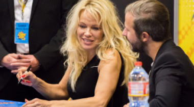 Pamela Anderson se iubeşte cu un fotbalist din naţionala Franţei!