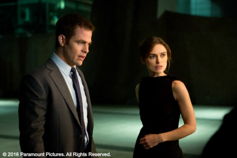 Left to right: Chris Pine is Jack Ryan and Keira Knightley is Cathy Muller in JACK RYAN: SHADOW RECRUIT, from Paramount Pictures and Skydance Productions. JR-08683R