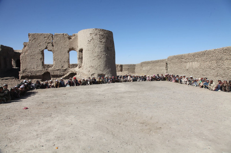 Militari romani Afganistan rechizite copii_Foto Iulian Cadulencu MAPN (7)