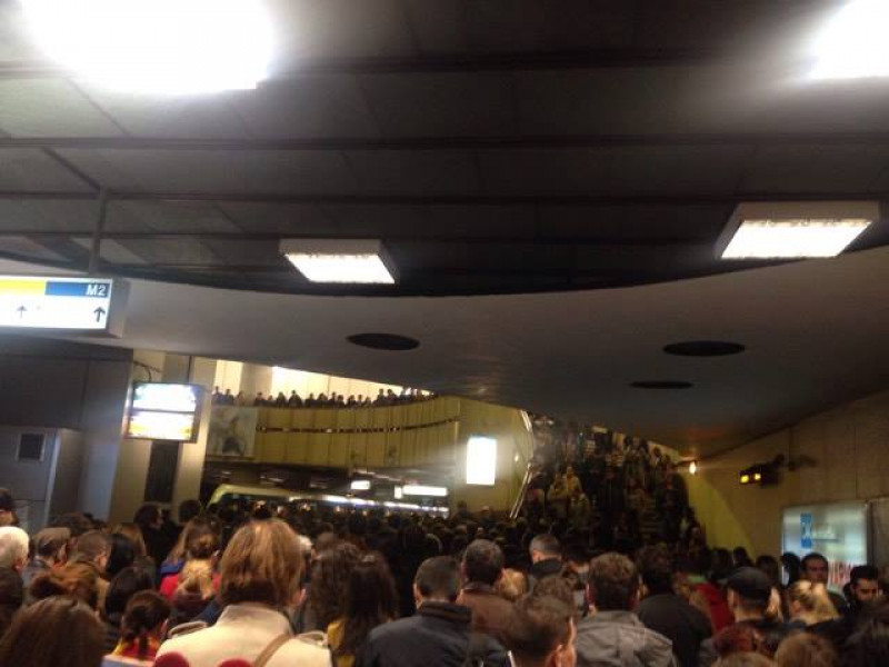 aglomeratie metrou victoriei fb - floriana laura taitis