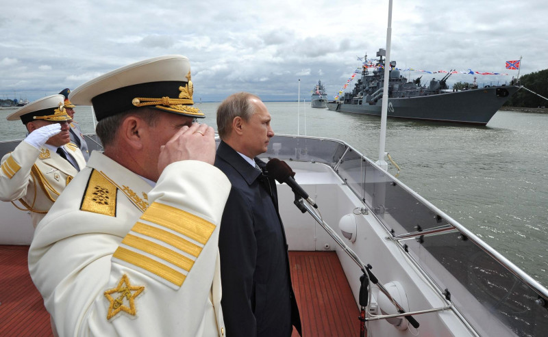 putin cu nava militara - kremlin.ru
