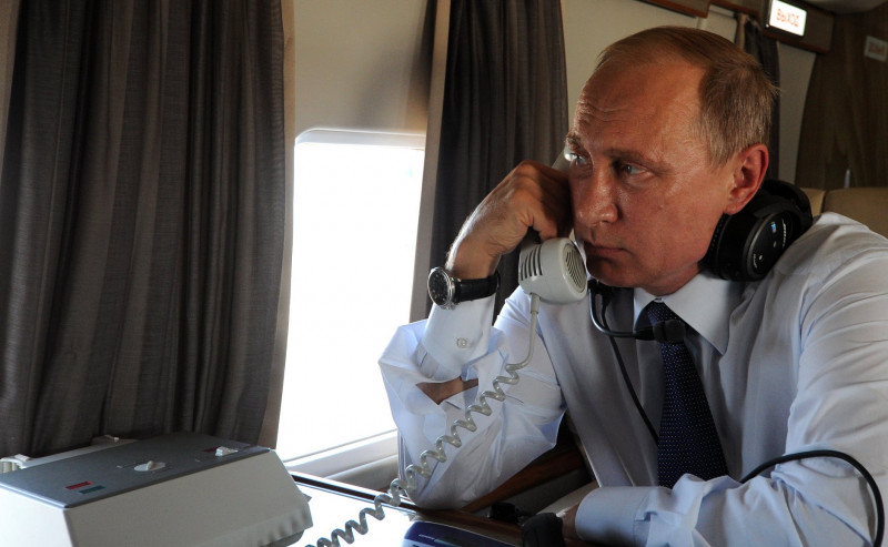 putin la telefon in avion - kremlin.ru