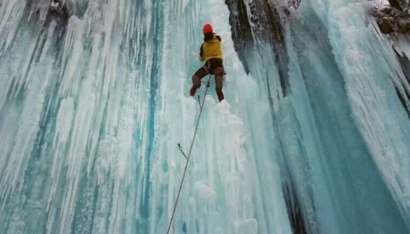 alpinist cascada inghetata