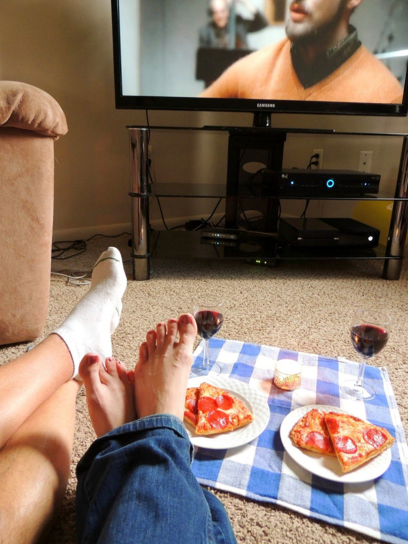 Imagini pentru movie and pizza night romantic
