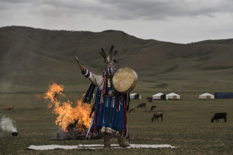 Saman din Mongolia ce isi face meseria