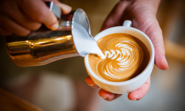 Ce se întâmplă în organismul tău dacă bei cafea cu lapte. Efectele sunt surprinzătoare, potrivit oamenilor de știință