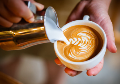 Ce se întâmplă în organismul tău dacă bei cafea cu lapte. Efectele sunt surprinzătoare, potrivit oamenilor de știință