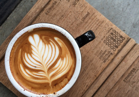 Ce se întâmplă în corp când bei patru cești de cafea pe zi. Studiul care schimbă tot ce știai