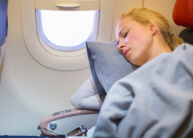 De ce să nu dormi în avion sprijinit de geam. Un însoțitor de zbor a dezvăluit câteva lucruri de care să ții cont la fiecare călătorie