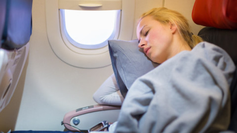 De ce să nu dormi în avion sprijinit de geam. Un însoțitor de zbor a dezvăluit câteva lucruri de care să ții cont la fiecare călătorie