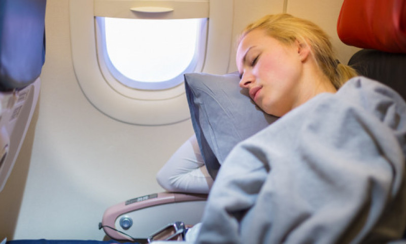 De ce să nu dormi în avion sprijinit de geam. Un însoțitor de zbor a dezvăluit câteva lucruri de care să ții cont la fiecare călătorie