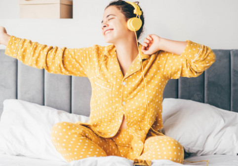 De câte ori purtați o pijama înainte de a o pune în coșul de rufe? Cât de des ar trebui să spălăm hainele cu care dormim