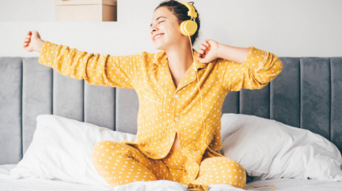 De câte ori purtați o pijama înainte de a o pune în coșul de rufe? Cât de des ar trebui să spălăm hainele cu care dormim