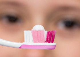 Greșelile pe care e cel mai probabil să le faci atunci când te speli pe dinți. Patru aspecte de care să ții cont pentru o dantură sănătoasă