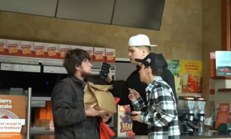 Momentul în care un tânăr care face farse pe YouTube este împușcat în piept. O păcăleală agasantă putea să-i încheie viața