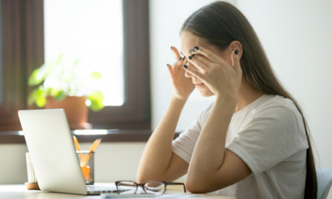 Patru lucruri pe care le poți face pentru a-ți proteja vederea odată cu înaintarea în vârstă, potrivit unui medic oftalmolog