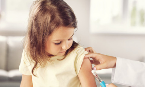 Cum se alege vaccinul antigripal pentru copii. Pentru ce categorii nu este recomandat vaccinul intranazal