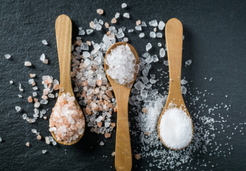5 semne care arată că mănânci prea multă sare. Organismul te atenționează când ai depășit cantitatea optimă
