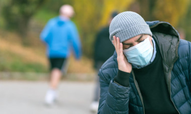 Care este primul simptom al infectării cu varianta Omicron. Se regăsește la aproximativ 90% dintre cazurile de până acum