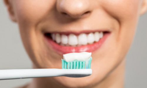 Atenție la pasta de dinți pentru albire! De ce spun stomatologii că nu este cea mai bună alegere și ce probleme poți dezvolta dacă o folosești în mod regulat