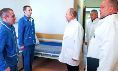 Vladimir Putin, pentru prima dată în vizită la soldații răniți și la personalul medical. Cu toții au luat poziție de drepți în fața liderului de la Kremlin