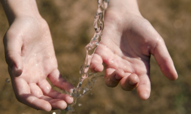 Coșmarul unei adolescente care e alergică la apă. Ce se întâmplă dacă face duș sau plânge