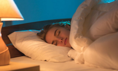 De ce e periculos pentru sănătate să dormi cu lumina aprinsă. Cercetătorii avertizează că acest obicei poate afecta funcțiile fiziologice și poate duce la dezvoltarea unor boli