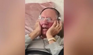 VIDEO Cum reacționează un bărbat bolnav de Alzheimer când aude muzica lui preferată. A fost filmat de fiică, iar imaginile i-au topit pe internauți
