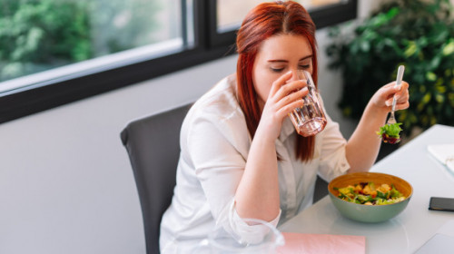 De ce nu este bine să bei apă în timpul meselor. Patru motive pentru care ar trebui să renunți la acest obicei
