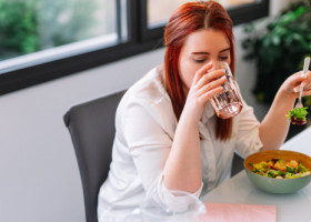 De ce nu este bine să bei apă în timpul meselor. Patru motive pentru care ar trebui să renunți la acest obicei