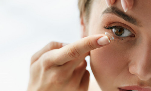 Cei care poartă lentile de contact reutilizabile pot dezvolta o infecție oculară rară. Cu ce le-ar putea înlocui pentru a se feri de acest risc