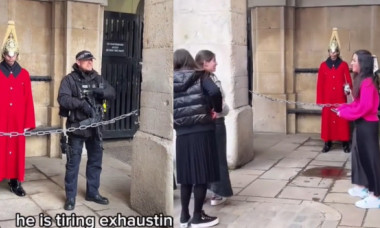 VIDEO Momentul în care un polițist furios le ține o lecție unor turiste care râdeau de un străjer din Garda Regală: 