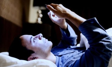 Ce se întâmplă cu creierul tău când stai pe telefon până târziu în noapte. Medicii avertizează asupra unui obicei tot mai răspândit