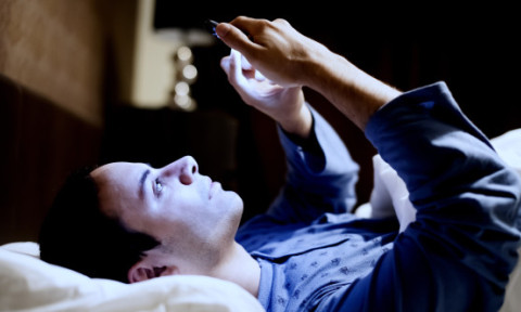 Ce se întâmplă cu creierul tău când stai pe telefon până târziu în noapte. Medicii avertizează asupra unui obicei tot mai răspândit