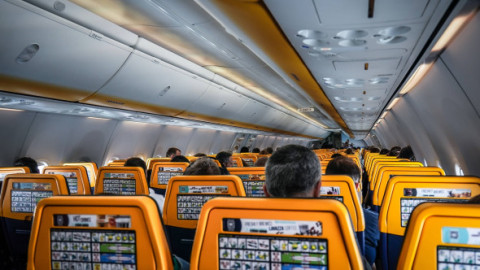 Ce se ascunde în spatele salutului însoțitorilor de bord. Fiecare pasager e atent analizat din mai multe motive