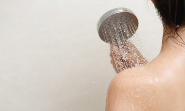 Când e cel mai bine să faci dușul zilnic. Așa scapi de stres și de unele alergii, dar îți ajuți și pielea