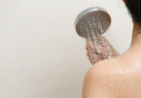 Când e cel mai bine să faci dușul zilnic. Așa scapi de stres și de unele alergii, dar îți ajuți și pielea