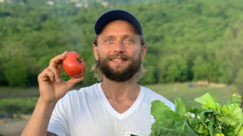 Un influencer din Rusia și-a lăsat fiul de o lună să moară de foame. L-a "hrănit" cu "lumina soarelui, nu cu mâncare" și l-a stropit cu apă rece până a făcut pneumonie