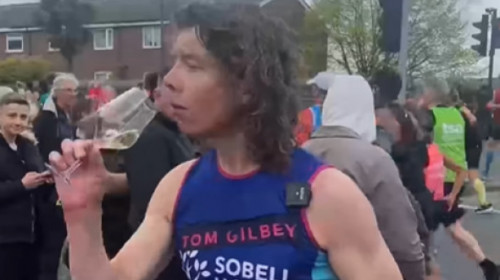 Somelierul maratonist. Un bărbat a testat 25 de soiuri de vin în timp ce a alergat maratonul din Londra