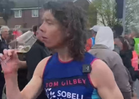 Somelierul maratonist. Un bărbat a testat 25 de soiuri de vin în timp ce a alergat maratonul din Londra