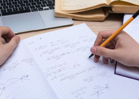 Exercițiul de matematică care le-a dat bătăi de cap multor utilizatori de internet. Tu știi să-l rezolvi?