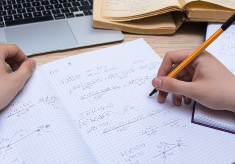 Exercițiul de matematică care le-a dat bătăi de cap multor utilizatori de internet. Tu știi să-l rezolvi?