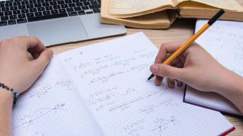 Exercițiul de matematică care le-a dat bătăi de cap multor utilizatori de internet. Tu știi să-l rezolvi?