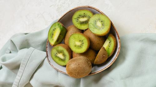 Tu știi cum se mănâncă, de fapt, fructul kiwi? Un medic explică modul corect prin care poți asimila toate fibrele