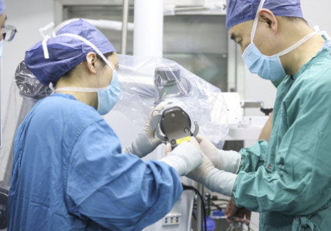 Cine operează în chirurgia robotică: chirurgul sau robotul? Avantajele acestei tehnologii pentru medic și pacient